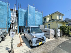前面道路は比較的交通量が少なく、落ち着いて駐車していただけます。