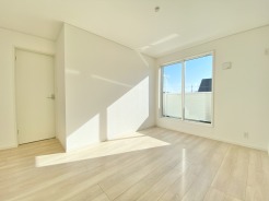 2階洋室7.5帖のお部屋にはワークコーナーがあり、南向きで陽当たり良好なバルコニーに出ることが出来ます。