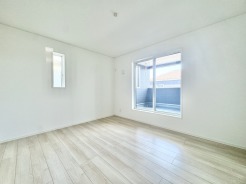 2階主寝室7帖のお部屋からは、南向きで陽当たり良好なバルコニーに出ることが出来ます。