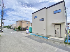 前面道路は比較的交通量が少なく、落ち着いて駐車していただけます。
