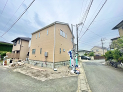 前面道路は比較的交通量が少なく、落ち着いて駐車していただけます。