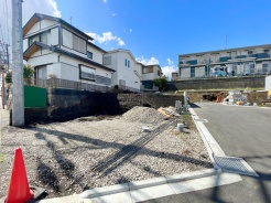 1号棟 並列2台駐車可能です◎駐車が苦手な方も安心のゆとりあるスペースがございます。