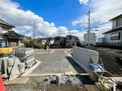 前面の道路には転回場あるので、駐車もラクラクです。