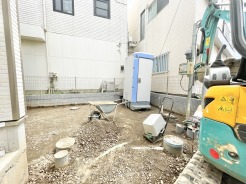 2つの部屋を行き来できるワイドなバルコニーは南向きで陽当たり良好◎