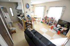 家族が集うＬＤＫはゆったり15帖。南側に2箇所の掃き出し窓があるので、しっかり光を取り込める明るい空間。