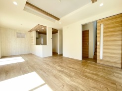 17帖あるＬＤＫは開放感のある広々としたリビング。家族団らんの時間をゆったりお過ごしいただけます◎