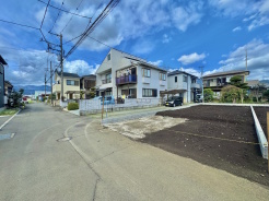 前面道路は比較的交通量が少なく、落ち着いて駐車していただけます。