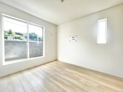 2階洋室5.7帖のお部屋から、南向きで陽当たり良好なバルコニーに出ることができます。