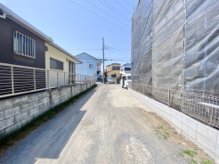 西側前面道路幅員約4.5m。交通量も比較的少なくストレスなく駐車できそうです。
