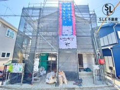 北側、西側の道路に接道しカースペースは計３台ございます。全居室６帖以上のゆとりの間取り
