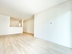 南側からの日差しが入るため、日中は明るい空間です。