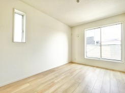 2階洋室6帖のお部屋。各居室収納付きのため、お部屋を最大限有効活用していただけます。