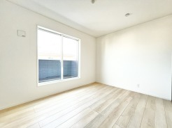 2階洋室6帖のお部屋。各居室収納付きのため、お部屋を最大限有効活用していただけます。