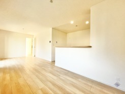 南側からの日差しが入るため、日中は明るい空間です。