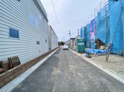 前面道路は比較的交通量が少なく、落ち着いて駐車していただくことが可能です。