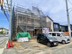 南西角地の開放感ある立地に佇む陽当たり良好な立地。
