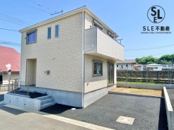 北東角地の開放感ある立地に佇む4ＬＤＫ新築戸建です。