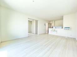 開放感あるリビングは、上質な空間設計が魅力。自然光がたっぷり差し込む心地よい空間で、贅沢なくつろぎの時間を演出します。