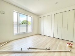2号棟 2階7帖ある主寝室には、クローゼット収納が2つあります。