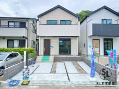 南向き南道路の開放感と陽当り良好の長期優良住宅。嬉しい都市ガスです