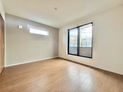 2階洋室7帖の主寝室からは、南向きで陽当たり良好なバルコニーに出ることができます。