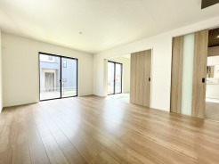 隣室との引き戸を開ければ、より開放感を感じていただけます。