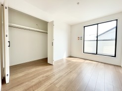 2階洋室6.5帖のお部屋は、バルコニーに面した明るいお部屋です。