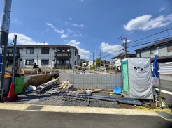 1号棟 玄関横には扉付きの収納スペースがあり、様々な用途でご活用いただけます