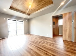 南側の窓は電動シャッター付◎家族が自然と集まる広々としたリビングは、毎日の暮らしを豊かにしてくれます。