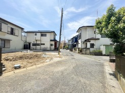 前面道路は比較的交通量が少なく、落ち着いて駐車していただけます。