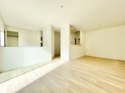 約19帖超のLDKには窓から暖かい光が差し込みます。
小さなお子様にはキッズスペースを多目的にご利用いただけます。