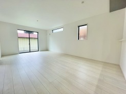 南側からの日差しが入るため、日中は明るい空間です。