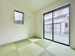 1階和室5帖のお部屋。お子様の遊ぶスペースとしてもご活用いただけます◎