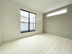 アクセントクロスが使用されているおしゃれな一部屋です。