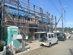 前面道路は比較的交通量が少なく、落ち着いて駐車していただけます。