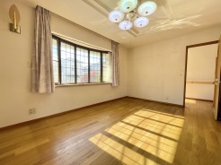 南東側からたっぷりの陽光が差し込むリビング