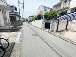 前面道路は比較的交通量が少なく、落ち着いて駐車いただけます。