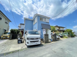 小学校まで徒歩約2分の立地で、お子様の通学にも安心な立地です。