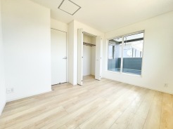 2階洋室6.2帖のお部屋から南向きで陽当たり良好な、ルーフバルコニーに出ることができます。
