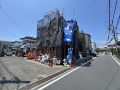 2つの部屋を行き来できるワイドバルコニーは、南向きで陽当たり良好◎