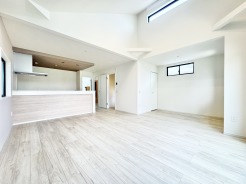 開放感があり広々としたリビングでは、家族団らんの時間をゆったりお過ごしいただけます。
