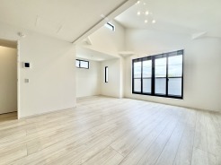 2階リビングは、通行人の視線を気にすることなくおくつろぎいただける空間です。