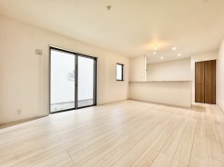 ゆったりくつろげるリビングで、家族団欒の時間がもっと楽しく、陽当たりも良くて気分も明るくなります。