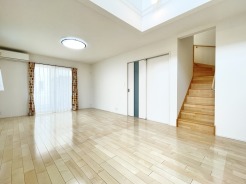 リビングには吹抜けがある空間です。