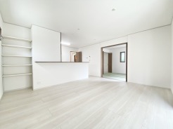 リビングには可動棚があるため、細々したものの収納に便利です◎