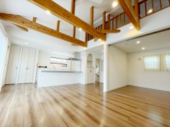 リビング上部の小屋裏は、荷物の収納やお子様の遊び場、昼寝スペースとしても利用可能です。