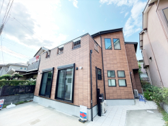旧注文住宅にて建てられた住宅です。
カースペース2台可能。