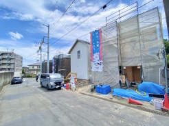 前面道路は比較的交通量が少なく、落ち着いて駐車していただけます。
