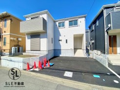 【駐車2台可能】家族で使いやすい4LDKの新築戸建
玄関はシューズインクローゼットが備わり、広々とご活用いただけます。