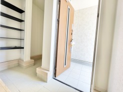 整理整頓しやすい玄関収納付き。